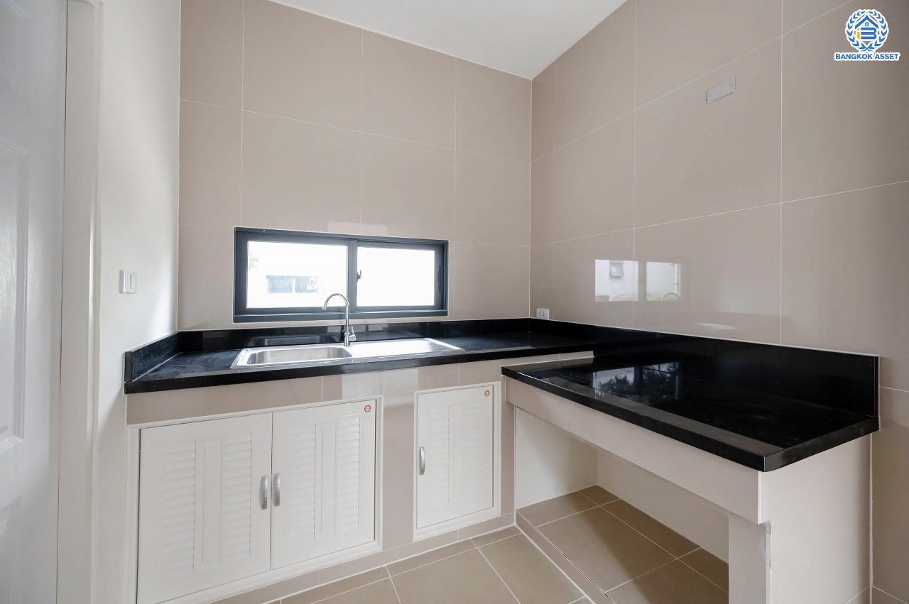 บ้านมือสองตกแต่งใหม่ โครงการ สราญสิริ ติวานนท์-แจ้งวัฒนะ1 เนื้อที่ 50.8 ตร.ว. ดีไซน์ตอบทุกไลฟ์สไตล์ ฟังก์ชัน 3 ห้องนอน 2 ห้องน้ำ จอดรถได้ 2 คัน Living กว้างขวาง บนทำเลติดถนนใหญ่ เชื่อมต่อทุกเส้นทาง ใกล้จุดขึ้นทางด่วน "ศรีสมาน"